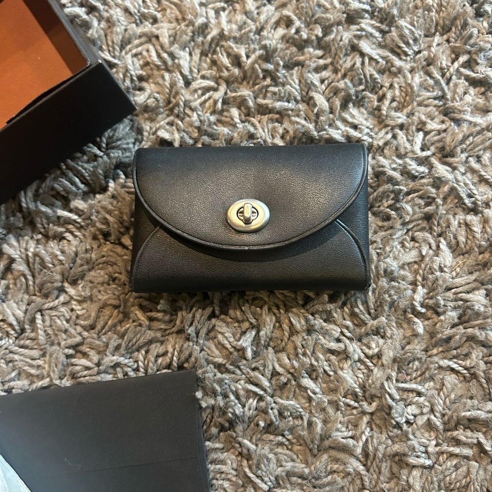 NWT Coach 1941 Turnlock Card Case Tea Rose Studs Black Glovetanned Leather - Picture 5 of 7